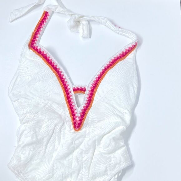 New Trina Turk WHITE Tulum Plunge
Malliot Halter One-Piece Swimsuit US 6 white - Picture 8 of 16